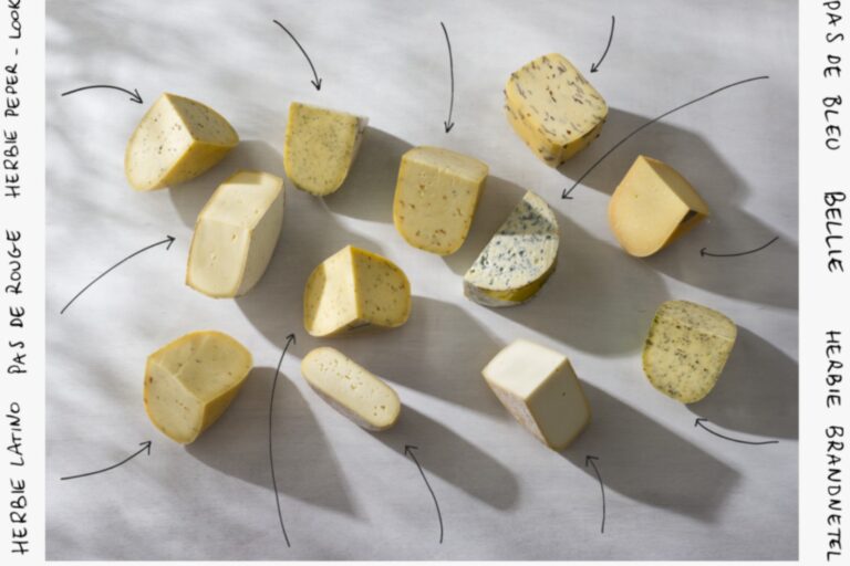 Kaasplankjes van biologische rauwmelkse kazen